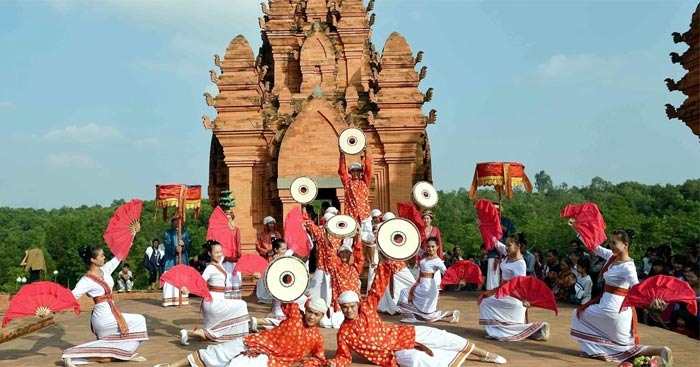 Top 50 mẫu Hãy thuyết trình về lễ hội Đền Hùng hoặc lễ hội Ka-tê (Ninh Thuận). (ảnh 1)