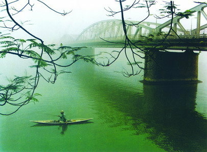 Sáng tác một bài thơ, vẽ một bức tranh,... về hình tượng sông Hương (ảnh 1)